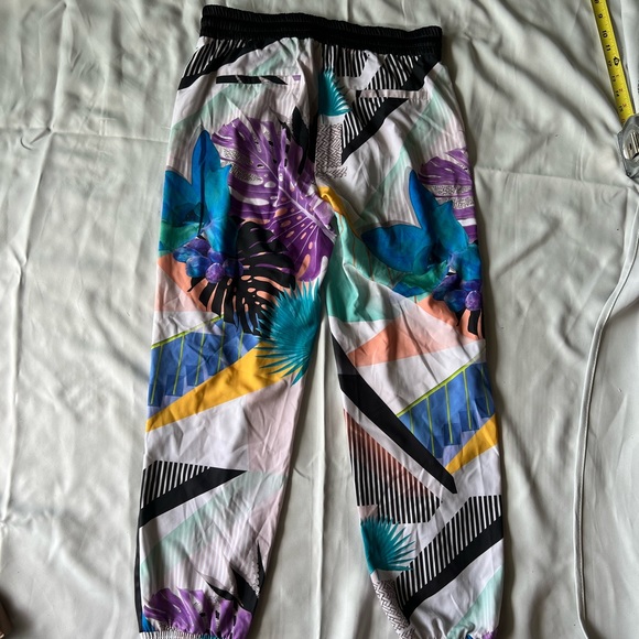EUC Womens BeBe colorful bright floral long pants size medium - Picture 4 of 12